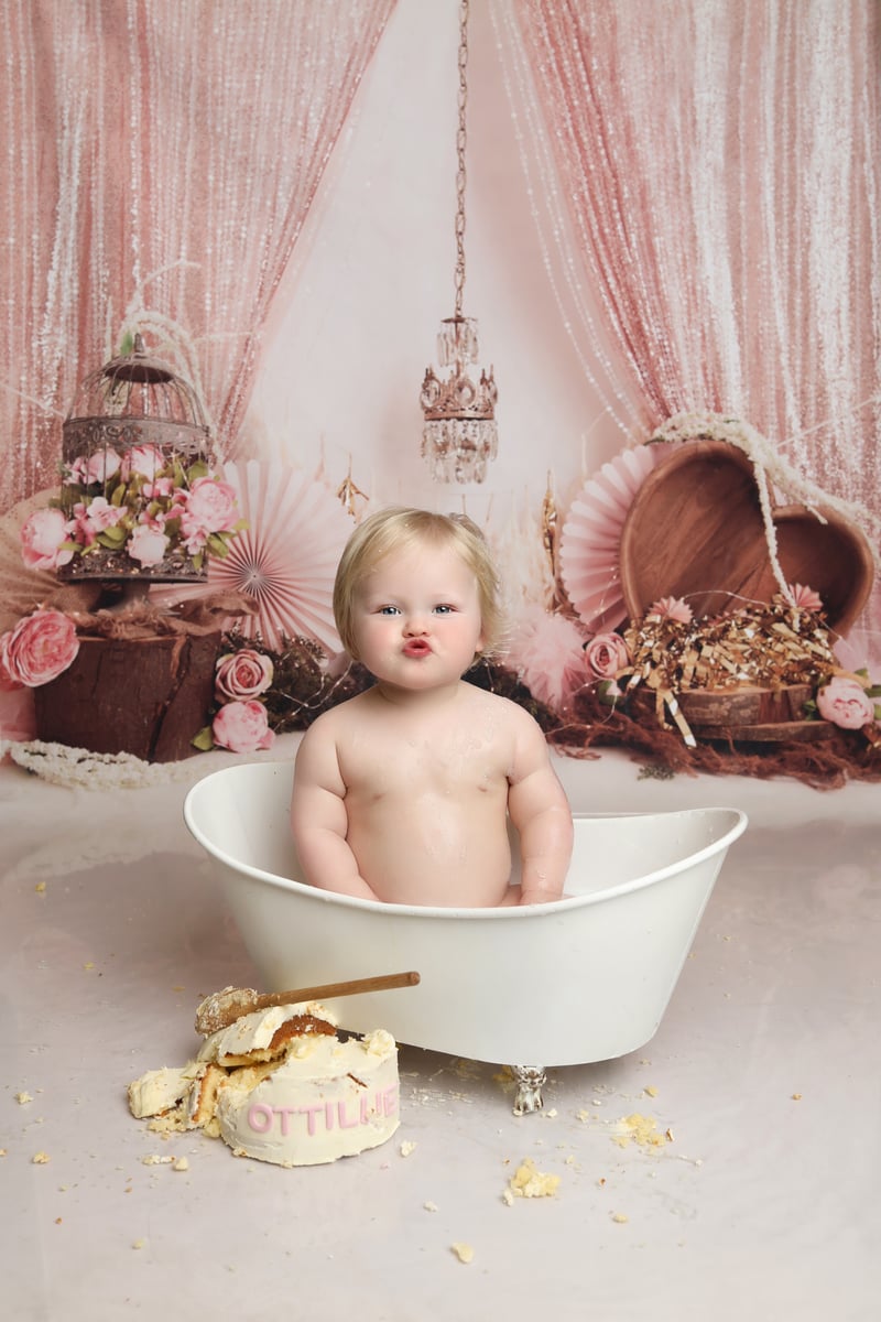 professional photo of a baby in bath after a cake smash photosheet